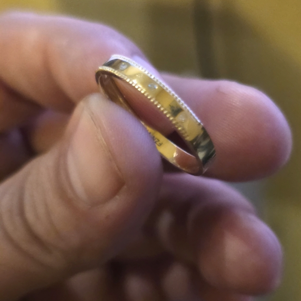 14K GOLD Ring With Diamonds & Ridged Edge. - Picture 8 of 12